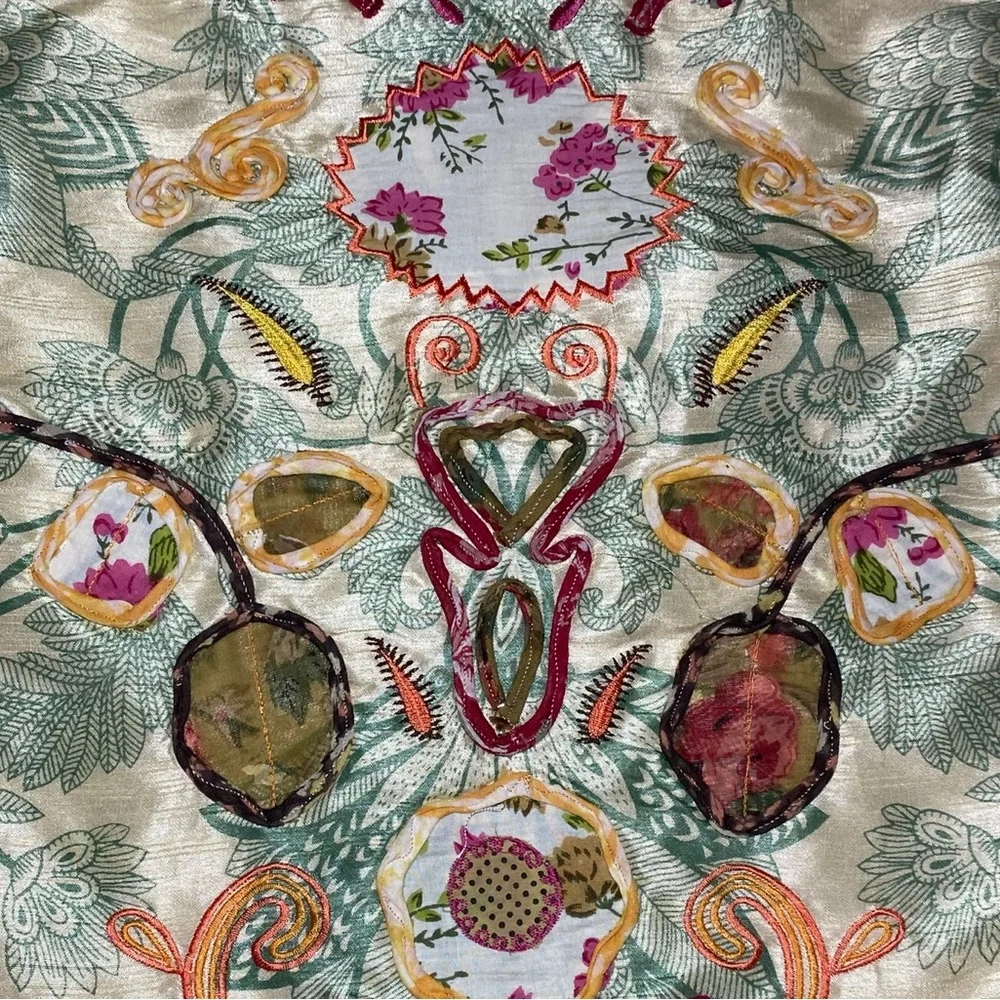 Pier 1 Floral Embroidered Table Runner ceramic bead yarn tassel‎